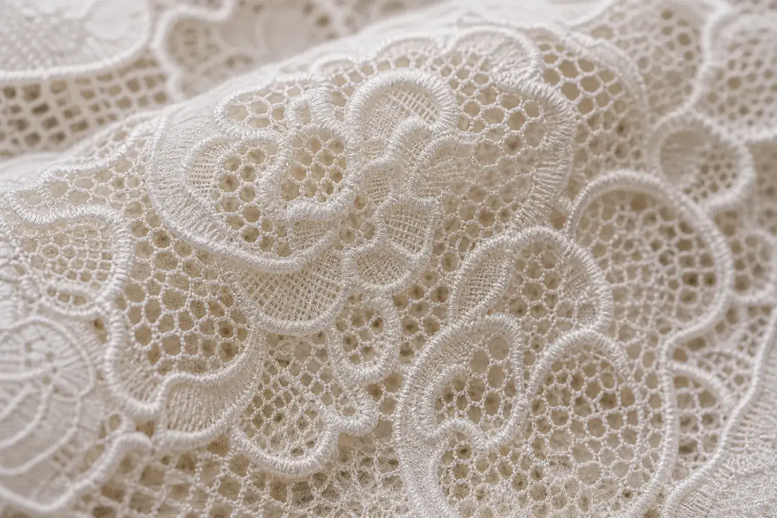 Detalhe de renda e acabamento em roupa de Candomblé